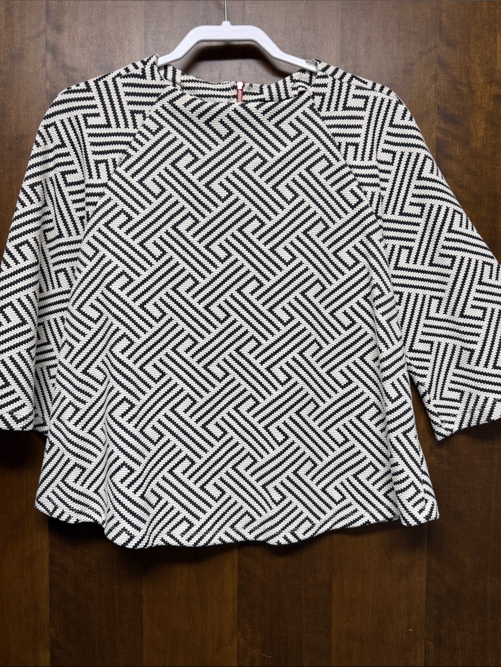 Womens Black and White Geometric Structured Knit Blouse Back Zipper